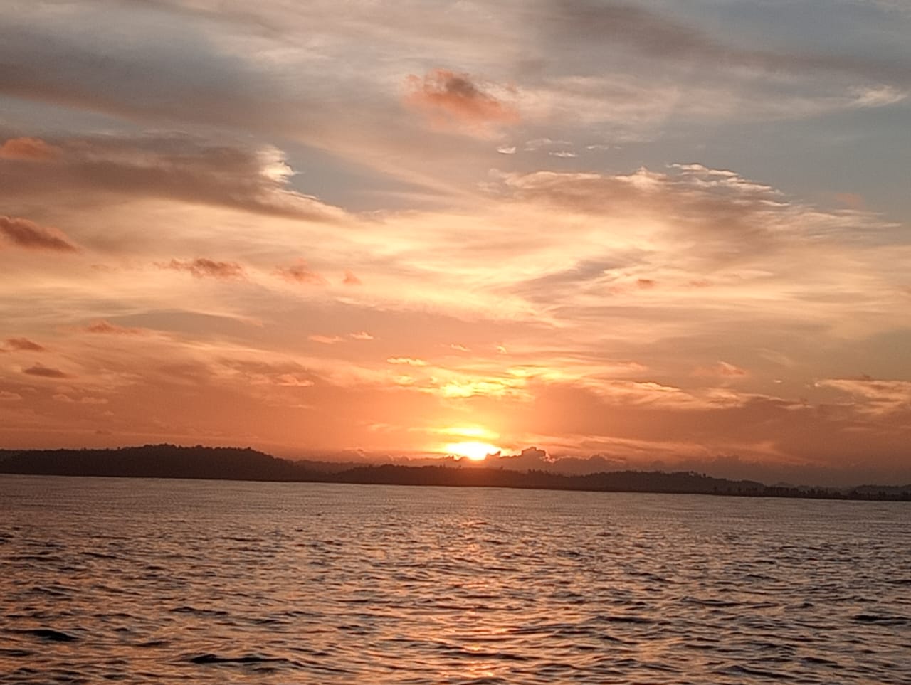 Pemandangan pesisir dan kehidupan lokal